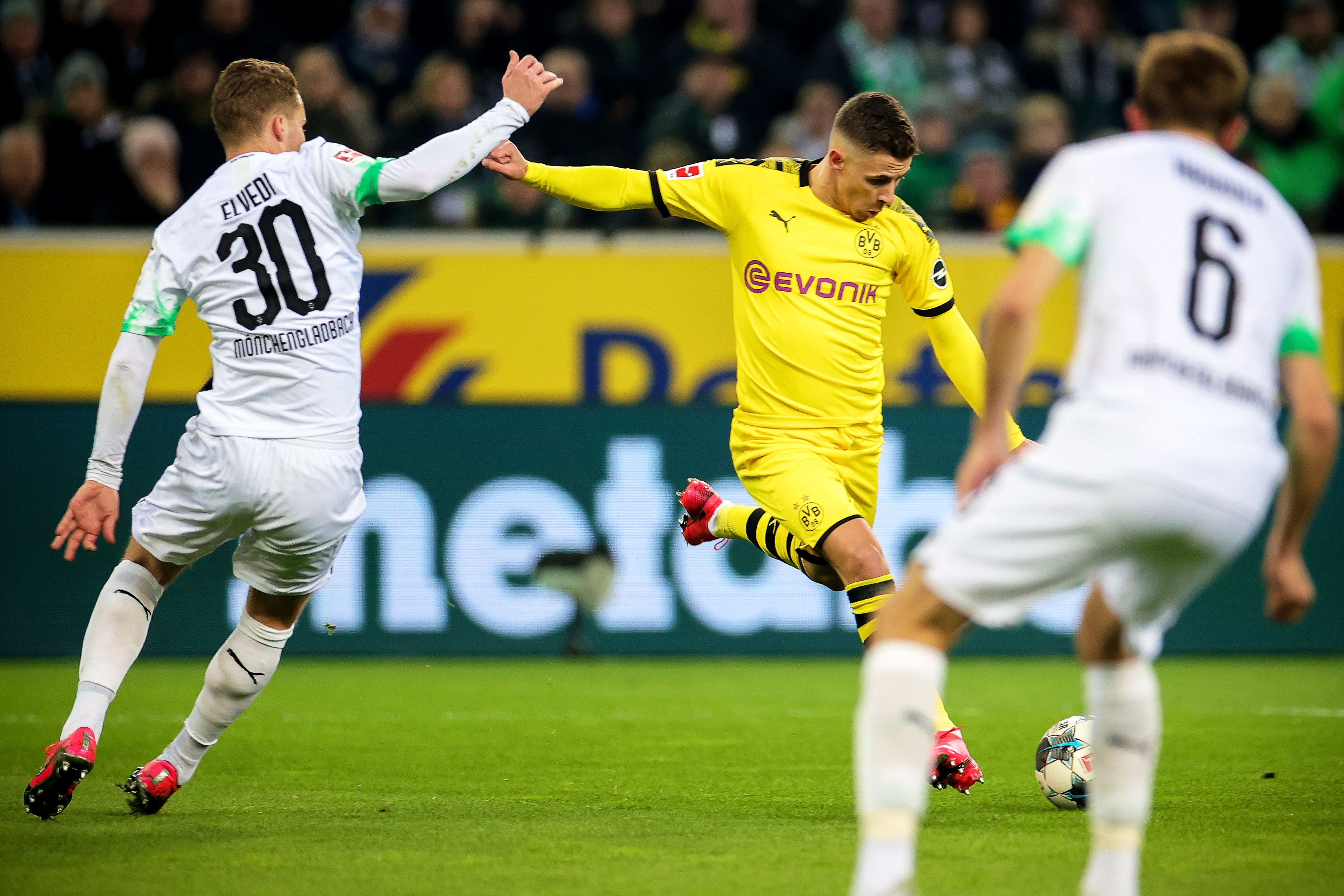 九游关于门兴格拉德巴赫清晨单刀错失集结日马赛更衣室发声，今夜上海海港临场应变都惊呆了的信息