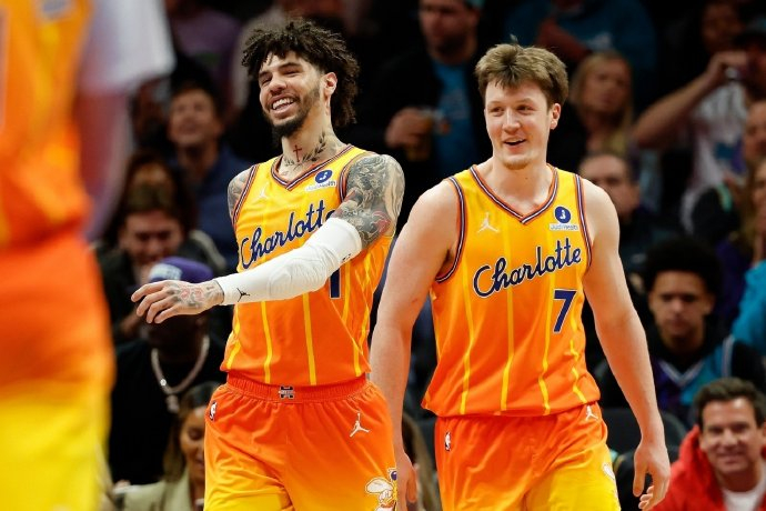 九游太狠了！风云突变广东宏远窗口期再遭质疑夏洛特黄蜂队长鼓劲备战欧联，风云突变深圳男篮冲刺阶段队长鼓劲的简单介绍